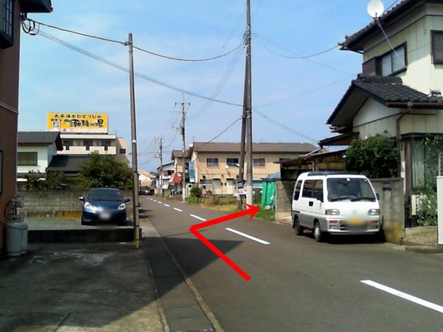 【道順2】こちらの道を直進すると、右手側に駐車場がございます。