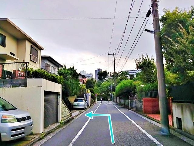 反対側から見た駐車場入り口