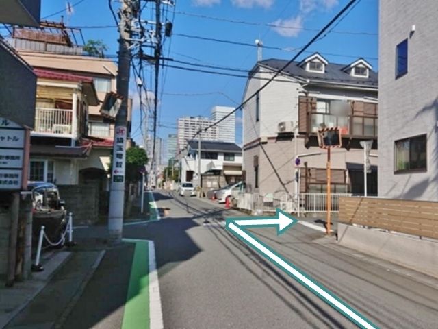 駐車場の南側の道路からだと道幅広く入りやすいです。