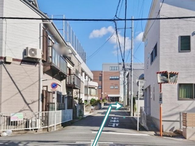 右側にある黒い「Gスタイル」に併設の駐車場です。
