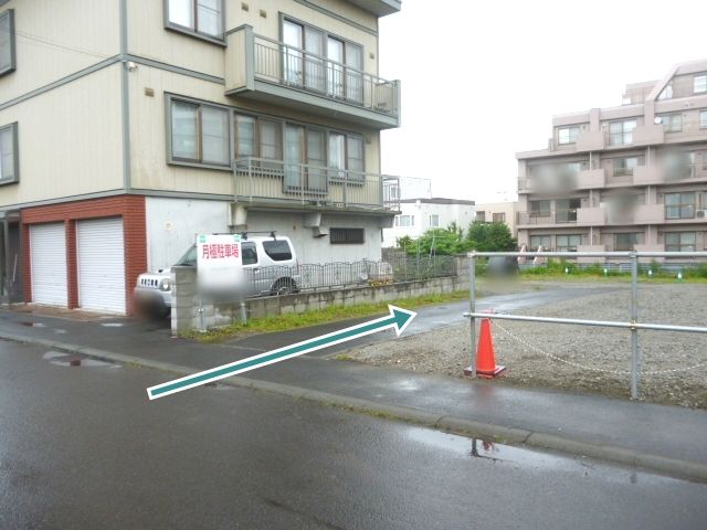 駐車場の看板がありますので、こちらに進入してください。