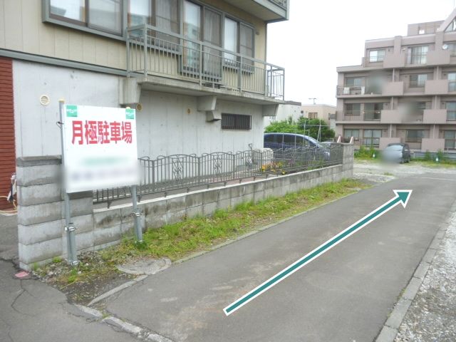 駐車場の看板がありますので、こちらに進入してください。
