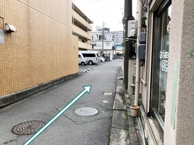 道順2.ここをまっすぐ行きます。入る道は車1台しか通れません