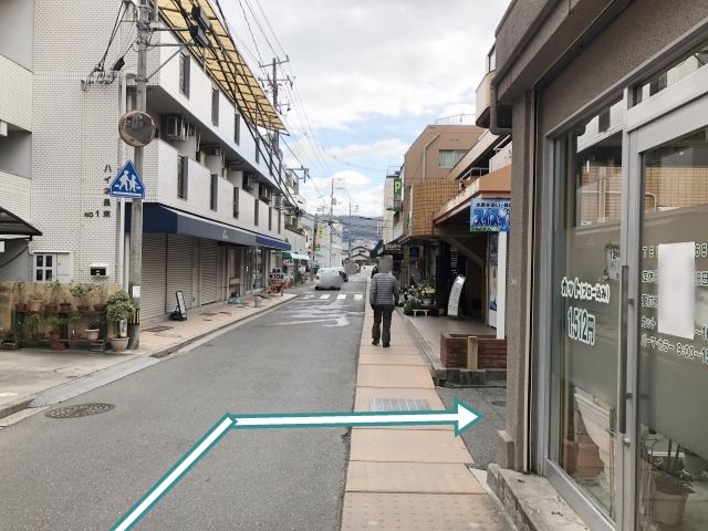 道順1.駅徒歩1分の場所です。ここを右に曲がると駐車場です