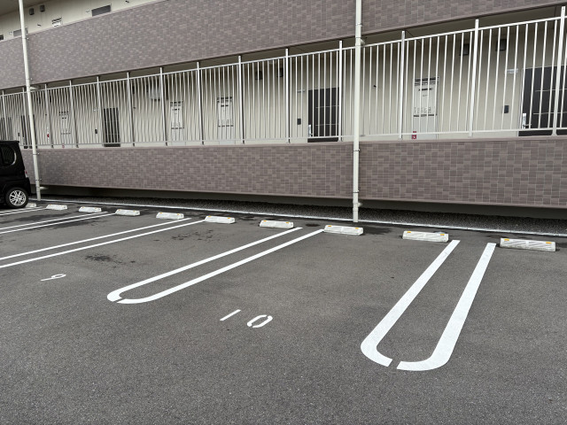 WINDOM亀川駅前　10番の駐車場写真