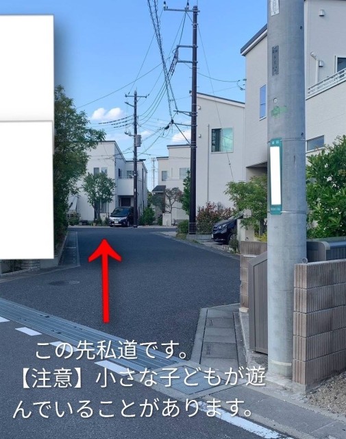 美園1丁目37 玄関前（黒の車の場所に駐車）の駐車場写真