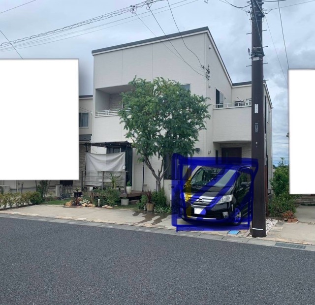 美園1丁目37 玄関前（黒の車の場所に駐車）の駐車場写真