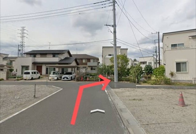 美園1丁目37 玄関前（黒の車の場所に駐車）の駐車場写真