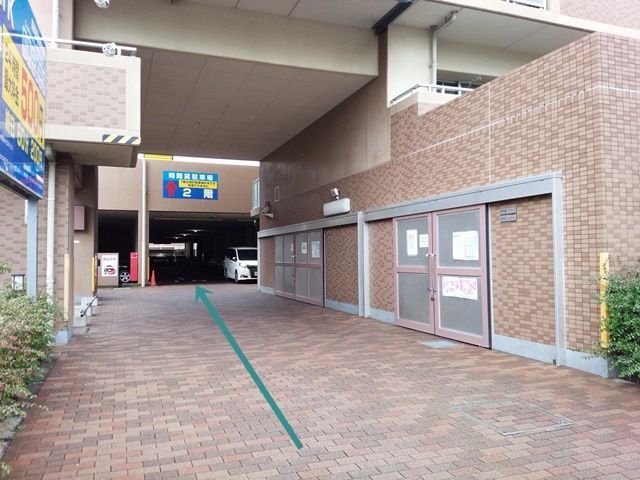 【道順1】駐車場出入口の写真です。対向車に気を付けてお進みください。