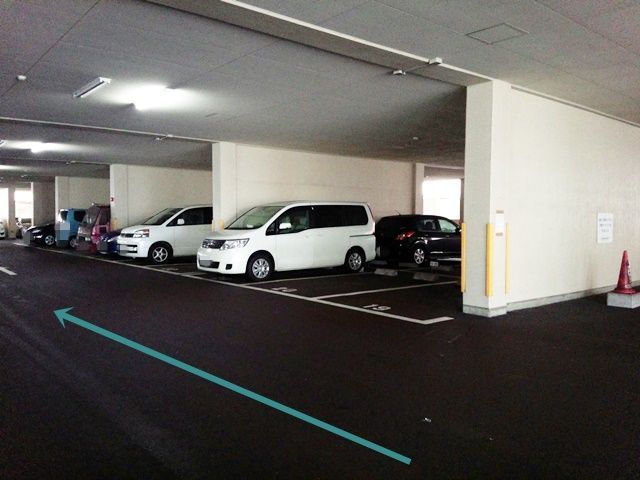 【道順3】駐車所内の写真です。ご予約時のスペースに駐車してください。