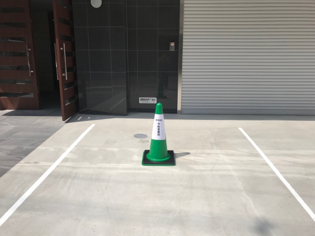 緑色のカラーコーンを移動させてご利用ください。ご利用後は、カラーコーンを元に戻してください。