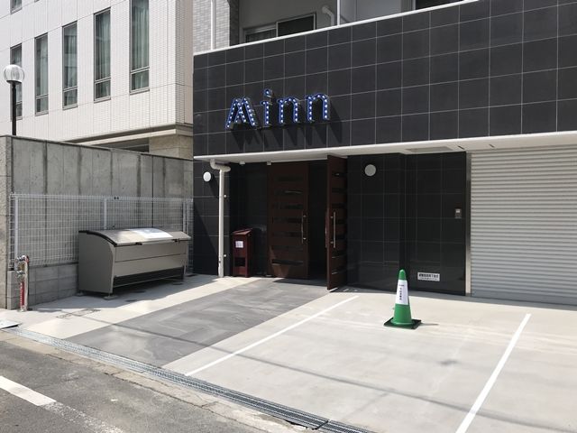左の車室の緑色のカラーコーンを移動させてご利用ください。ご利用後は、カラーコーンを元に戻してください。