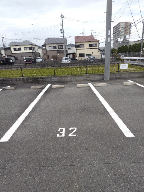 レオパレスステラ前の駐車場写真