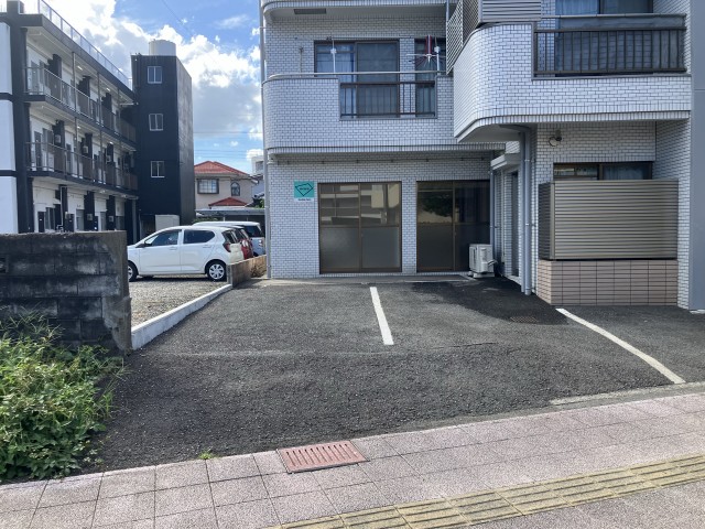 Base-D駐車場①2台の駐車場写真