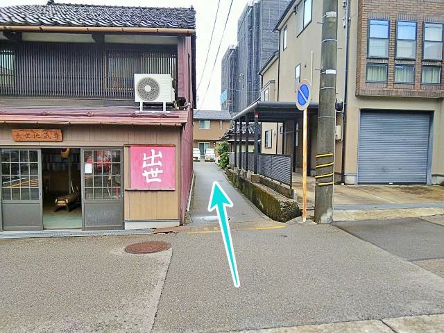 出世地蔵堂の横が駐車場への入口です