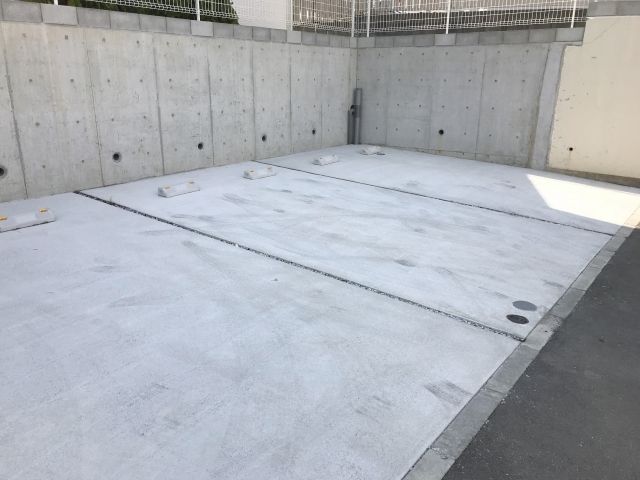 駐車場内