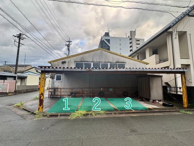 屋根付き!中型車まで利用可▽アキッパ駐車場の駐車場写真