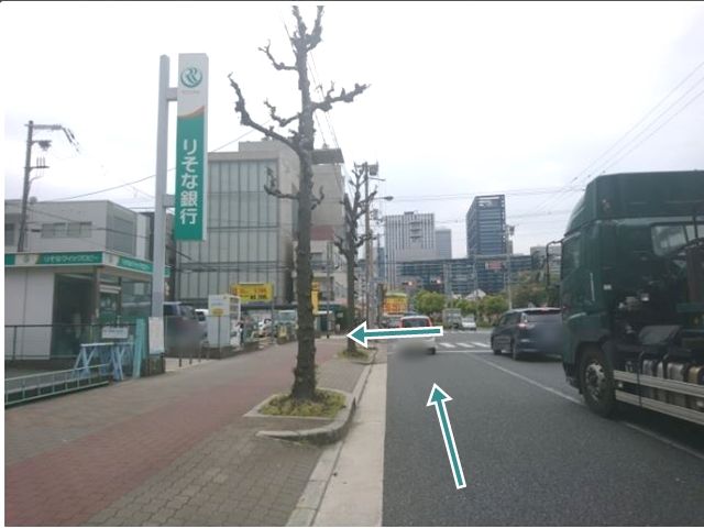 【順路1】「城見通」を西へ進み、りそな銀行・コインパーキングのある「鴫野会館前」交差点を左折します