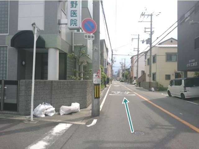 【順路3】左折後、直進します