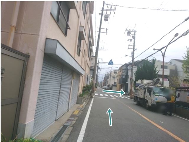 【順路4】「西鴫野5・6児童遊園」のある1つ目の横断歩道を右折します