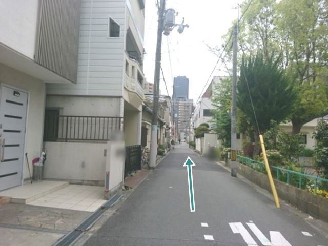 【順路5】右折後、直進します