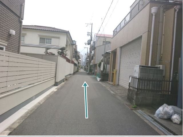 【順路7】左折後、直進します。右側に駐車場がみえてきます。
