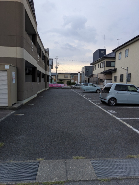 パラシオン八王子 【《　B   》】奥から2番目　の駐車場写真