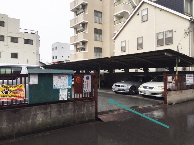【道順6】駐車場入口の写真です。入庫の際は対向車等にお気をつけください。