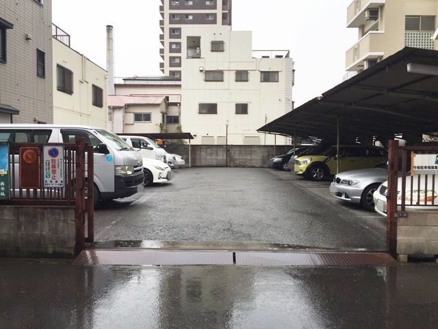 【道順7】駐車場の写真です。ご予約時のメールに記載しているスペース番号をしっかりとご確認のうえ駐車して下さい。