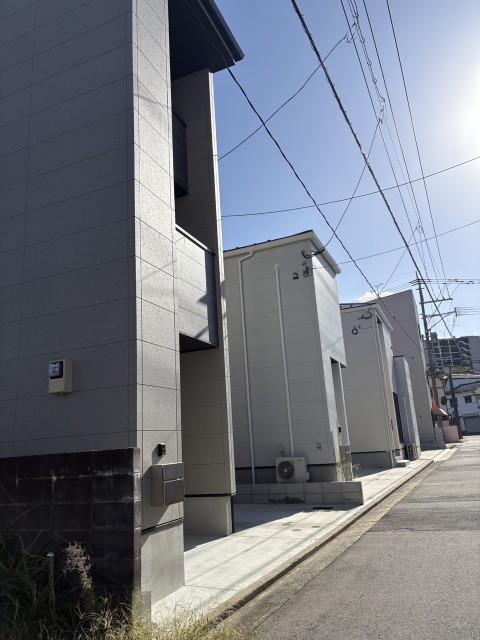 右側スペース（屋根無し）の駐車場写真