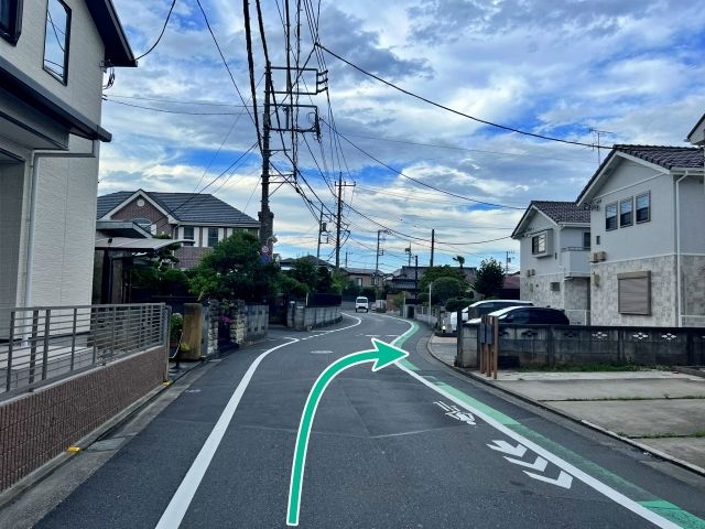 【南町5丁目】広くて停めやすい駐車場　エトワール幸の駐車場写真