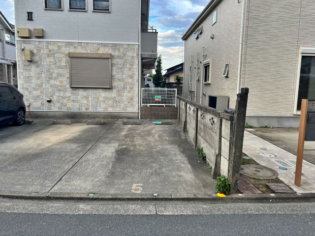 【南町5丁目】広くて停めやすい駐車場　エトワール幸の駐車場写真