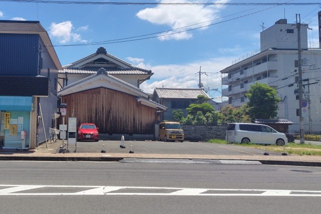 粟殿1006-1駐車場　奥左から２台目の駐車場写真