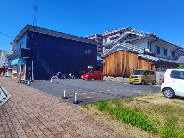 粟殿1006-1駐車場　奥左から２台目の駐車場写真