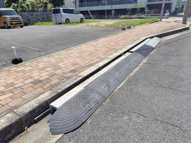 粟殿1006-1駐車場　奥左から２台目の駐車場写真