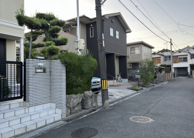 利晶学園小学校　利晶学園大阪立命館中学校、利晶学園大阪立命館高校付近　初芝立命館の駐車場写真