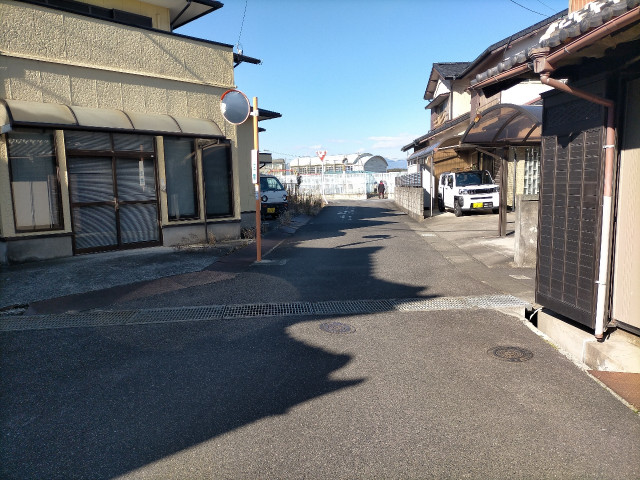 【送迎/来客用に！】三重県津市芸濃町椋本【軽自動車1台/小型車縦列2台屋根付】の駐車場写真