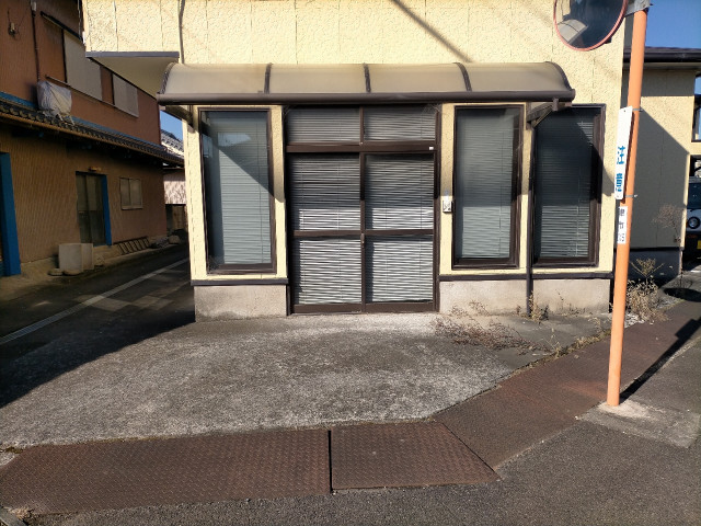 【送迎/来客用に！】三重県津市芸濃町椋本【軽自動車1台/小型車縦列2台屋根付】の駐車場写真