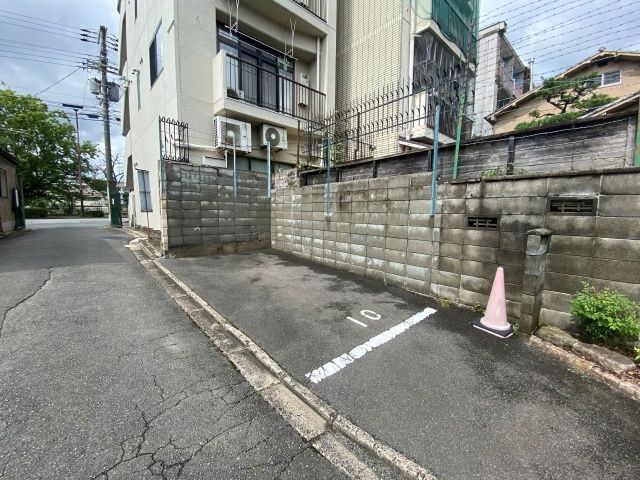 東側に10番スペースがあります