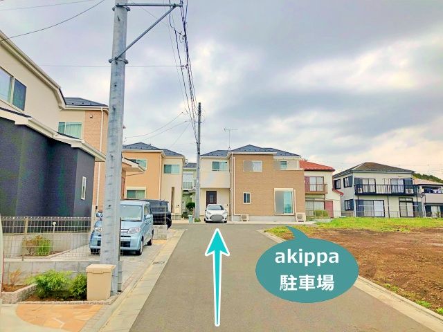 正面に見える白と茶色の住宅です