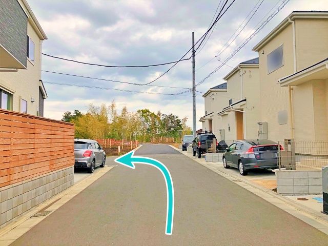 次の角で左折してください(直進先は行き止まりです)
