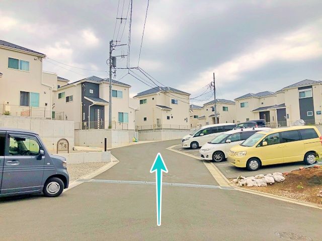 直進してください