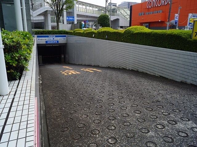 【順路1】敷地内入口を右へ回り込み、駐車場入口スロープを降りてください