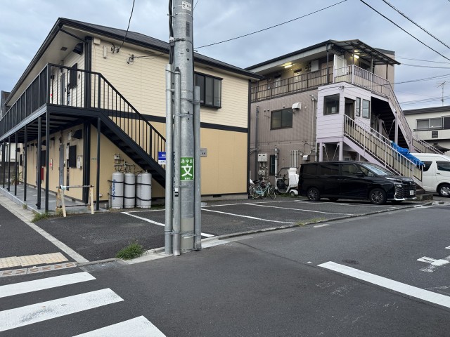 高砂6丁目13番 (向かって右から2区画目)の駐車場写真