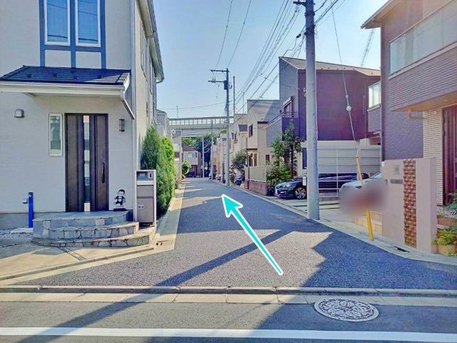 直進し、左手奥が駐車場です