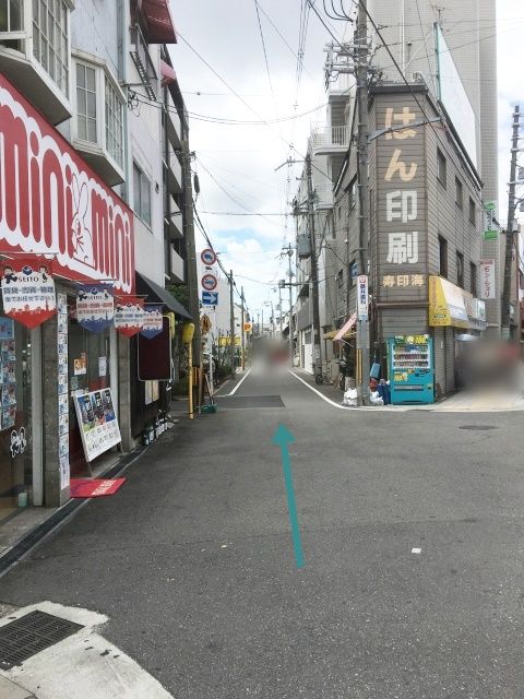【道順1】ミニミニのある店舗前の道路を直進