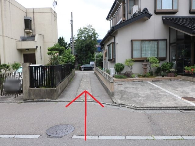 別駐車場内を通り抜けてください