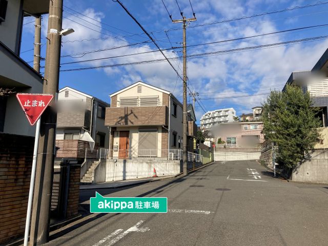 王禅寺西2丁目個人宅左側の駐車場写真