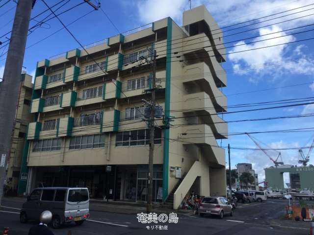 ファミリーマート港町店の隣で、鹿児島銀行・奄美信用組合・なぜまち商店街・奄美市役所・屋仁川飲食街が徒歩圏内。奄美市の中心で生活便利な立地です。