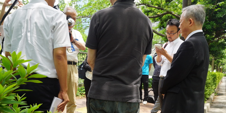 申し入れ後、囲み取材に応じるオーナーの男性（2019年6月14日、編集部撮影、都内）